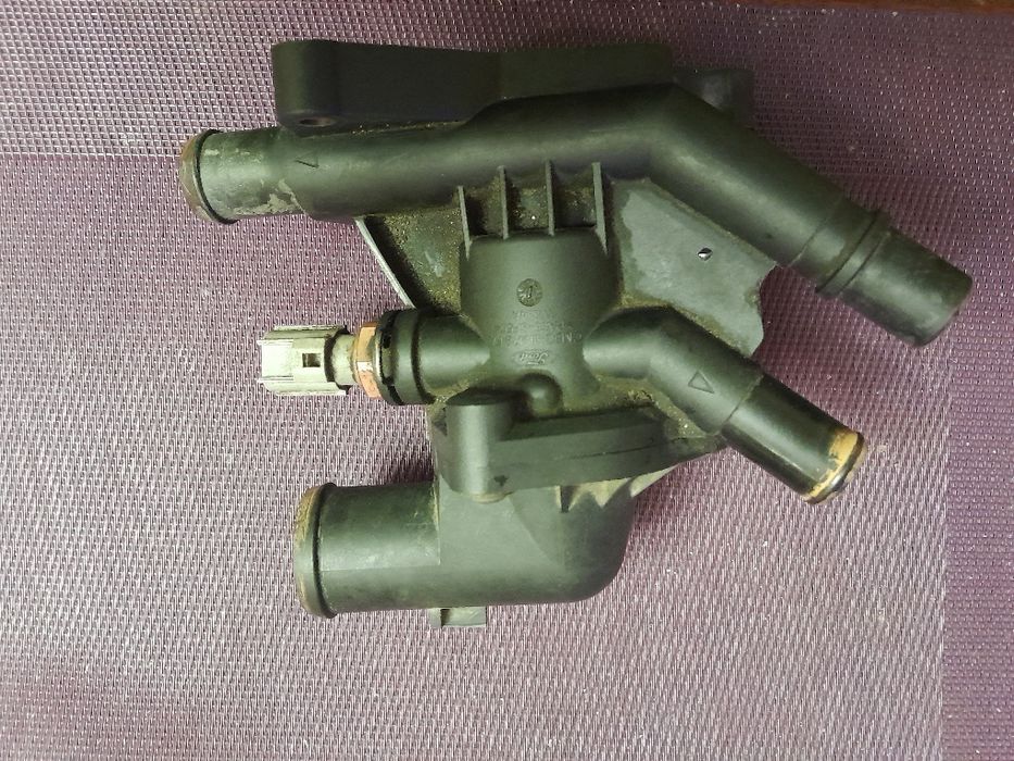 Корпус  в сборе с термостатом двигателя 1.0 экобуст бензин