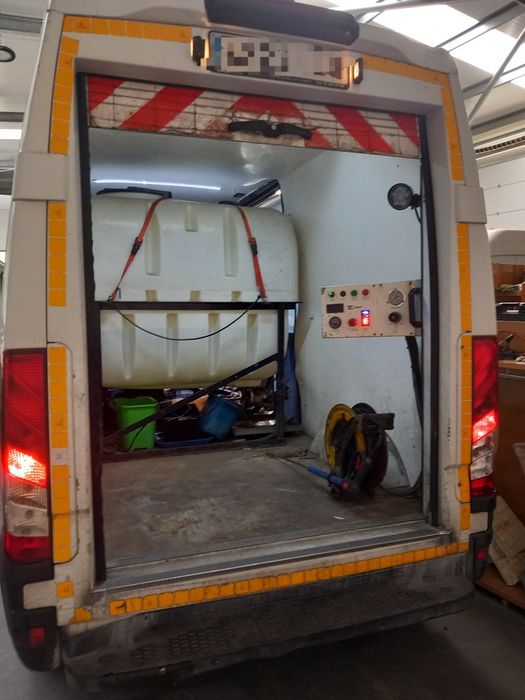 Iveco 35n14 gnc  equipada com maquina  de limpeza alta pressao