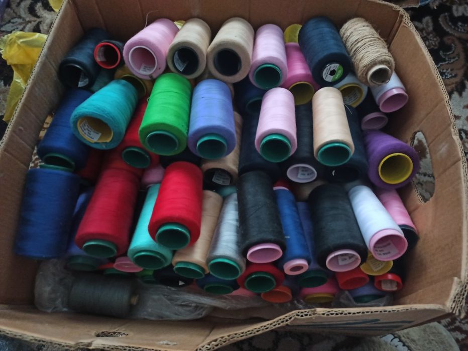 Нитки ,кнопки,стрази