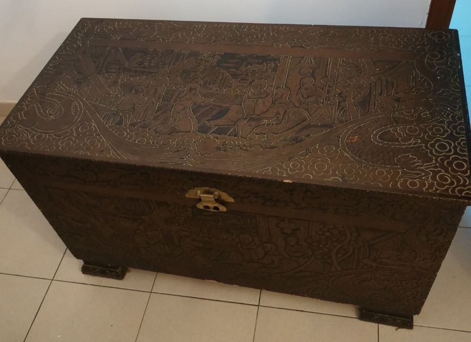 Arca Antiga em Madeira relevo Figuras Orientais