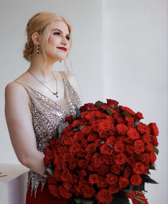 червона випускна сукня