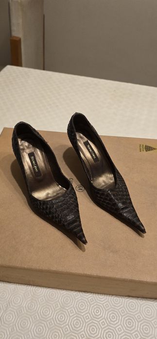 Sapatos de salto de pele