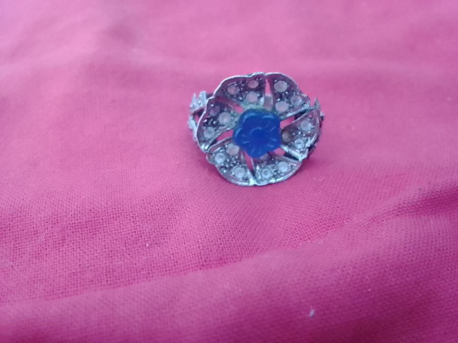 Anel muito lindo só 1€ bom estado