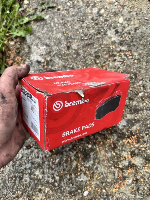 Sprzedam komplet nowych klocków hamulcowych Brembo.