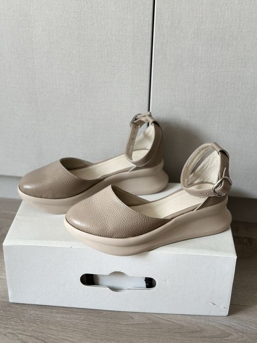 Босоніжки бежеві шкіра 39 розмір