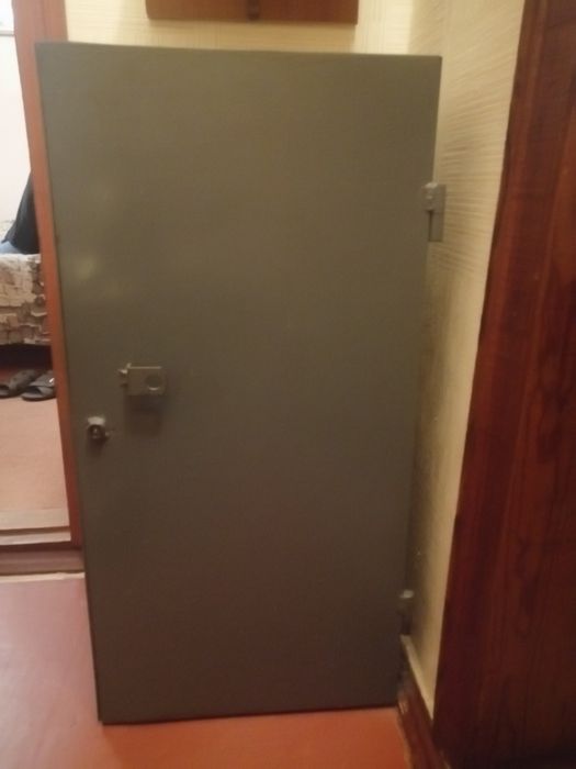 Продам металевий сейф.