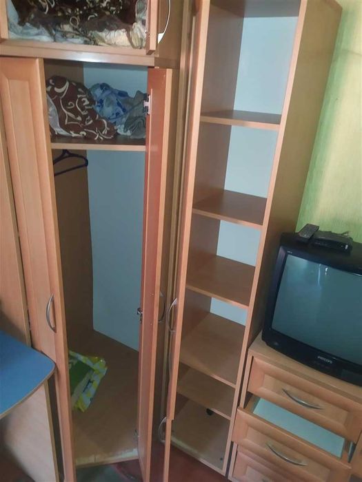 Продам шафу кутову, дуже містку, з антресоллю, колір помаранч. 4500гр.