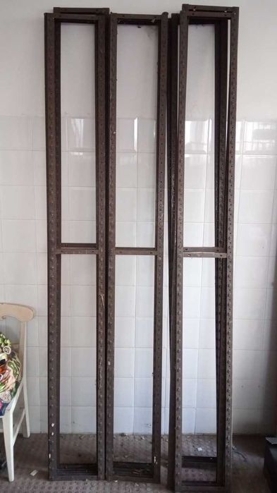 Urgente entrada obras: Estrutura em metal para estantes (10 Unidades)