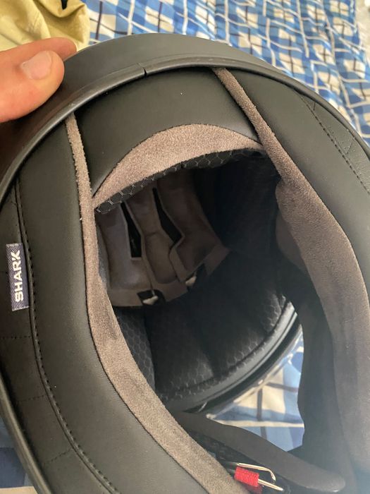 Capacete SHARK Integral Preto Mate – Praticamente Novo