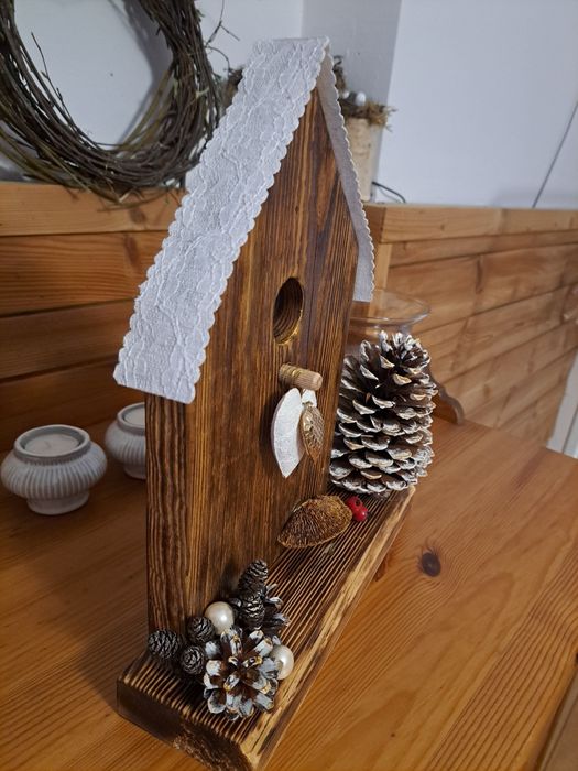 Drewniany domek, dekoracja zimowa