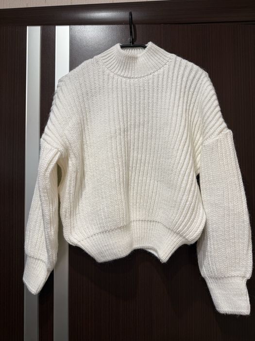 Новий дуже гарний светр молочного кольору