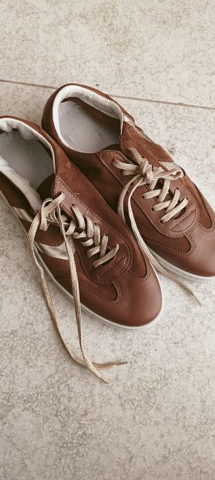 Sapatilhas castanhas