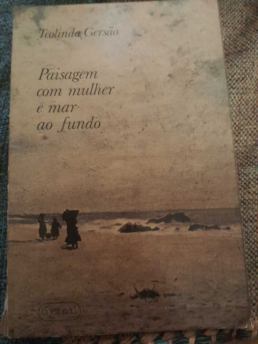 Paisagem com mulher e mar ao fundo