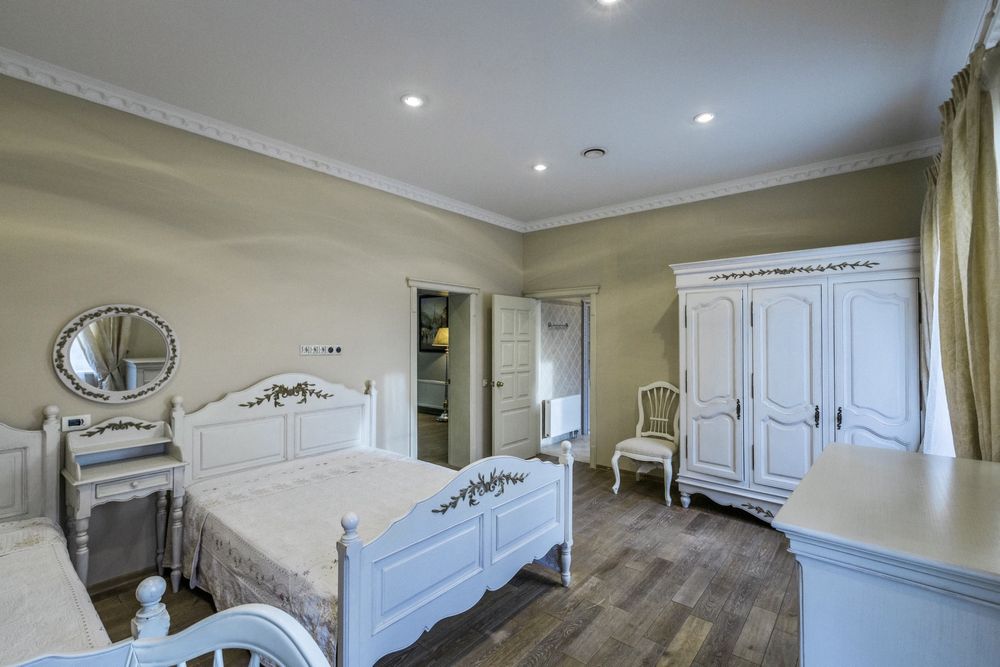 Будинок з басейном Білогородка