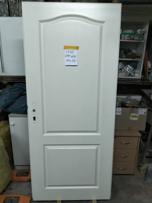 Białe skrzydło drzwiowe