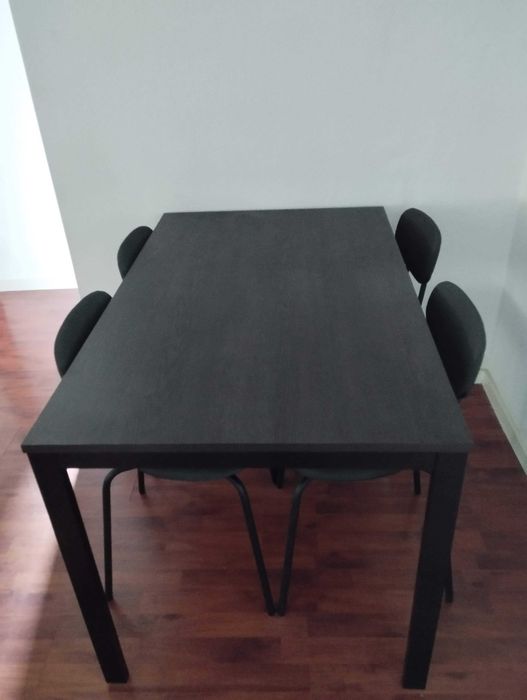 Mesa e cadeiras praticamente novas