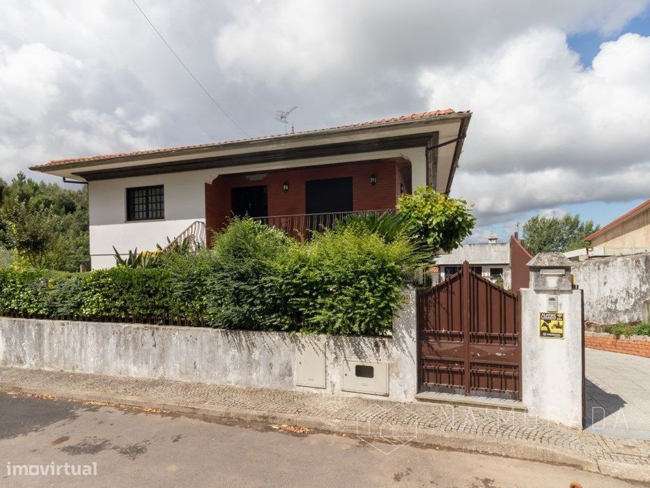 Detached T4 House with 408 m² Built Area on a 700 m² Plot