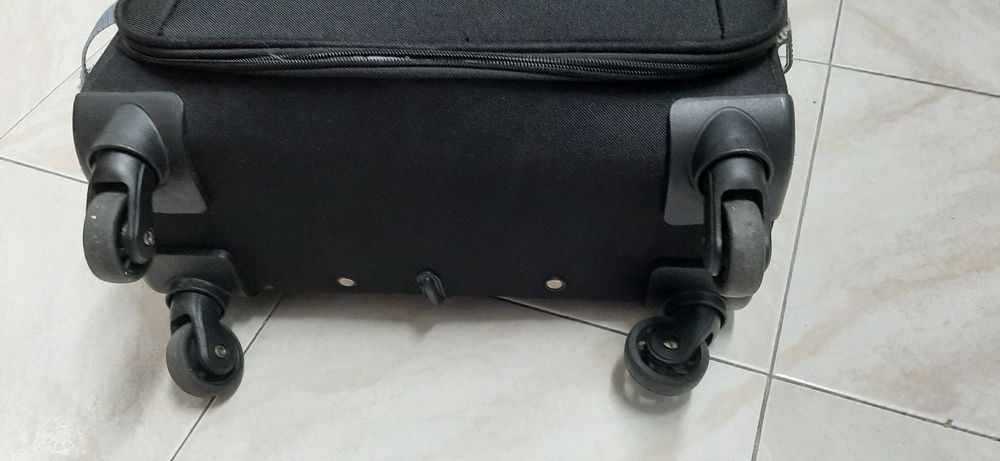 Trólei de viagem com 4 rodas, 2 pegas fixas e 1 pega extensível