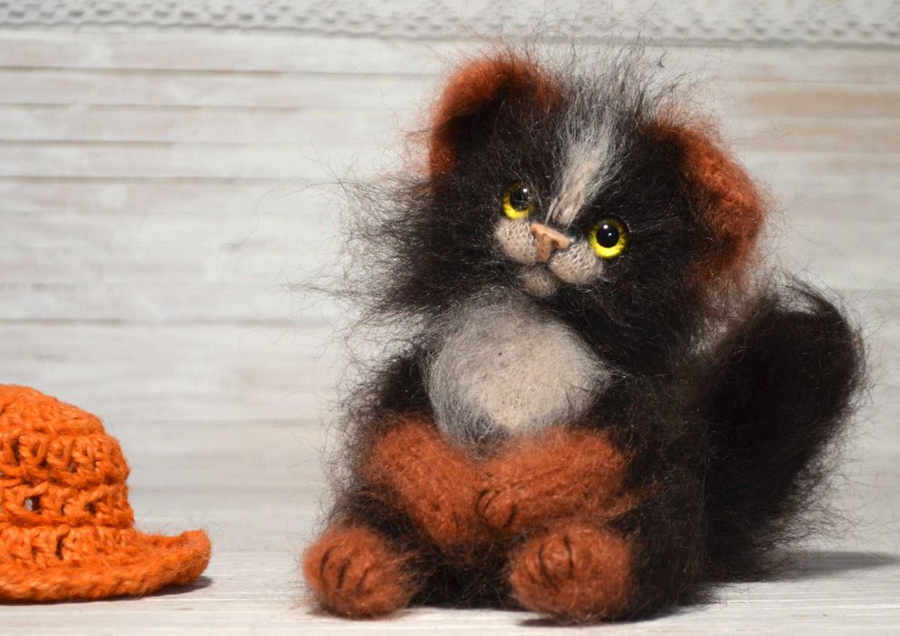 Кошеня з живими очима, пухнасте й гарне, іграшка