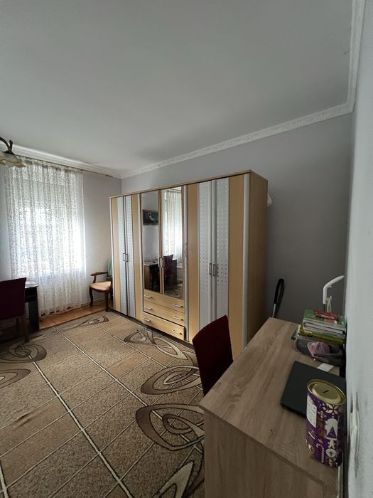 Продаж двох будинків у одному дворі.