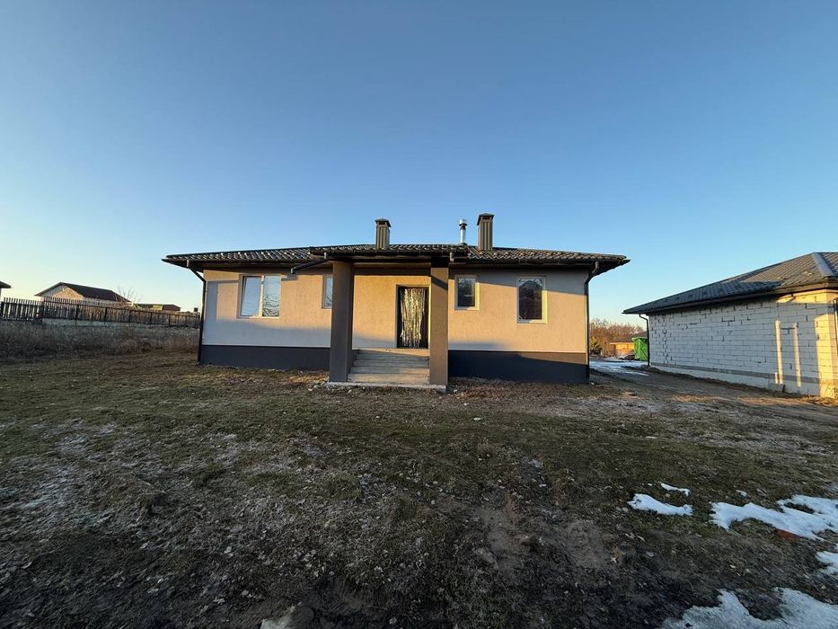 Сучасний будинок з терасою у мальовничих Шпитьках