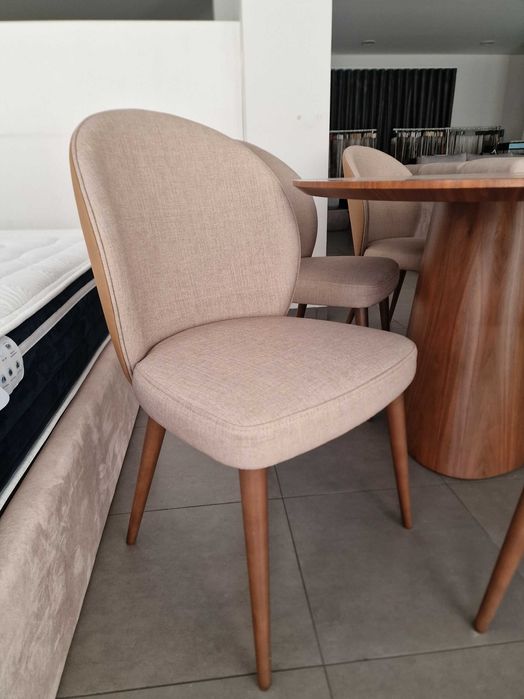 Conjunto Mesa Ovalizada c/ Tampo Espinhado e 6 Cadeiras