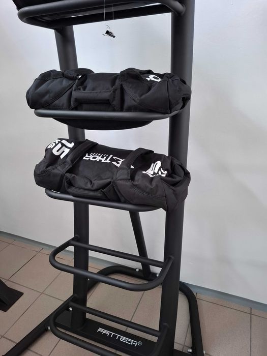 Stojak na sandbag, powerbag i piłki lekarskie