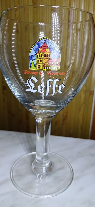 Фирменный пивной бокал Leffe в форме кубка.