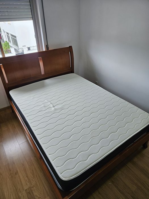 Cama com colchão semi novo