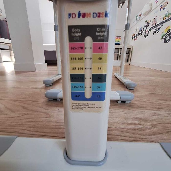 Biurko z krzesełkiem, regulowane, ergonomiczne