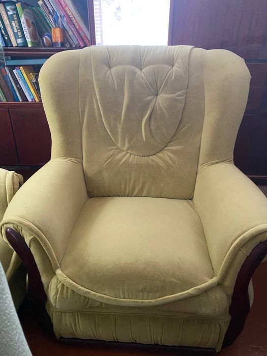 Мягкие кресла разных разцветок, в идеальном состоянии