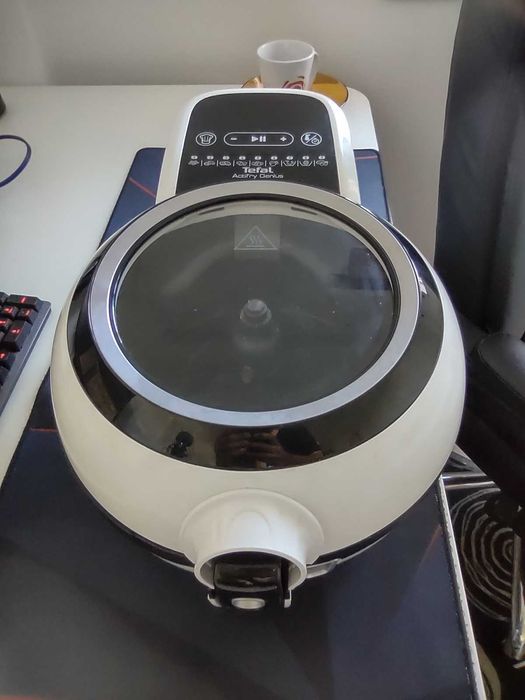 Fritadeira Tefal ActiFry com acessório extra.