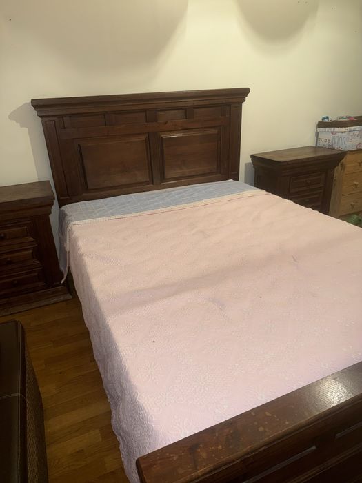 Cama de Casal em Madeira Maciça