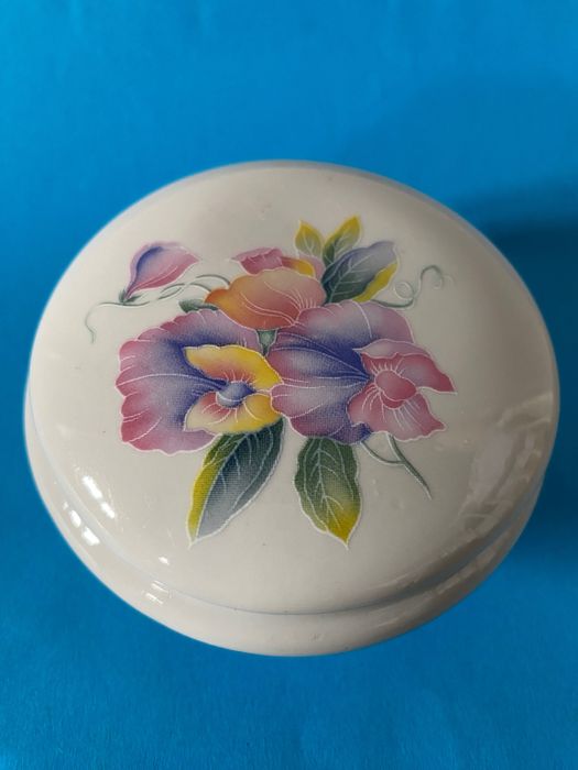 Caixinha antiga de porcelana