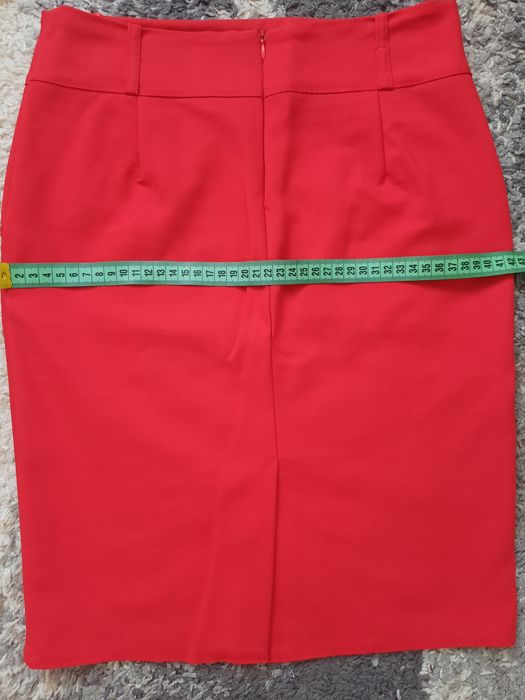 Продам спідницю гарного червоного кольору