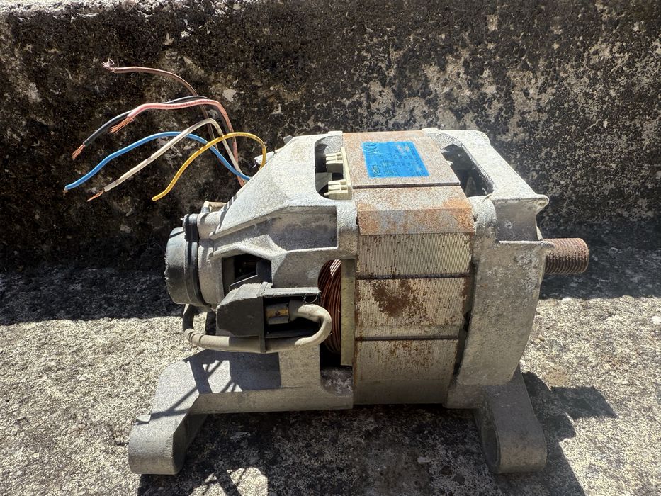 Motor de maquina de lavar roupa a funcionar bem .