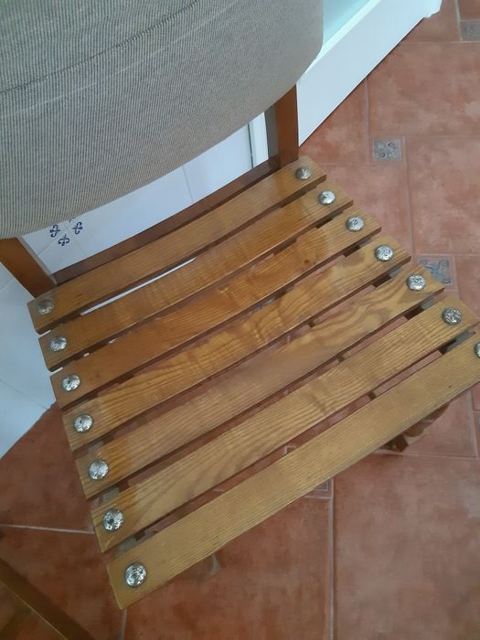 Mesa de pedra com 6 cadeiras.