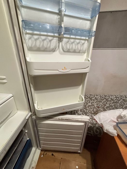 Холодильник Indesit майже новий