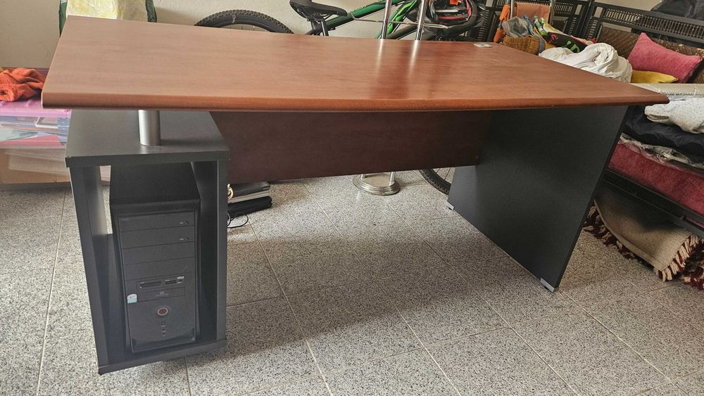 Vendo secretária robusta