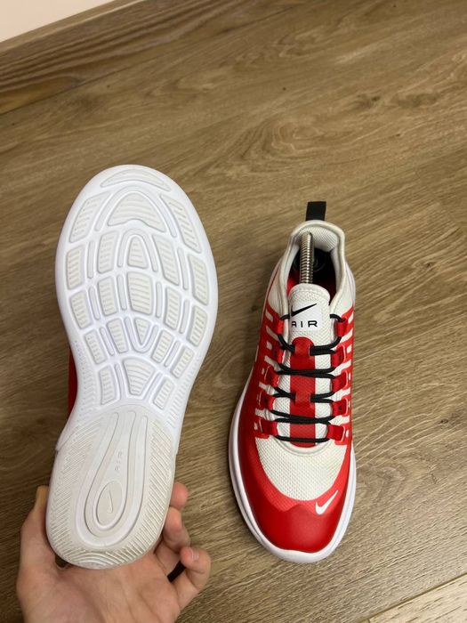 Продам БОМБЕЗНІ жіночі кросівки Nike Air Max Axis