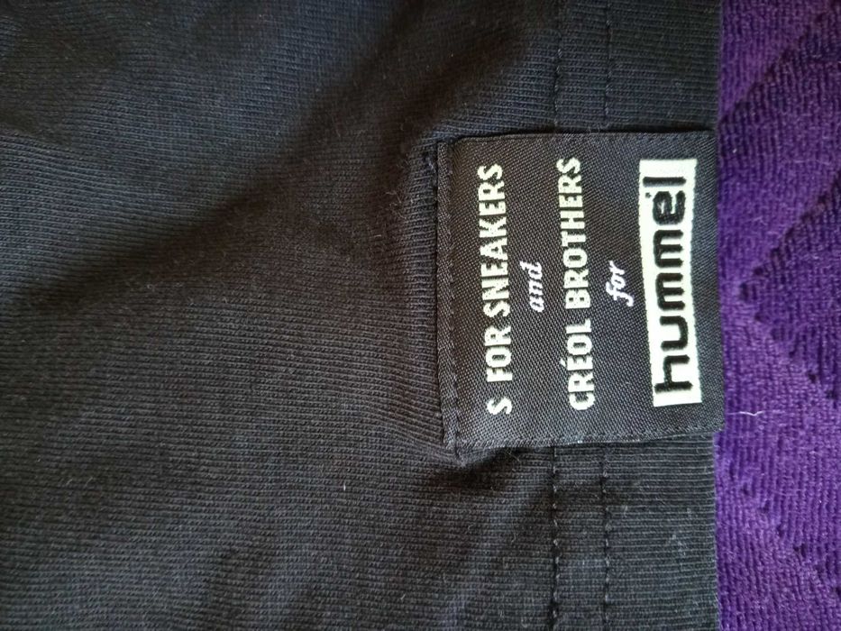 Czarny t-shirt z kwiatami na plecach Hummel Creol Brothers S