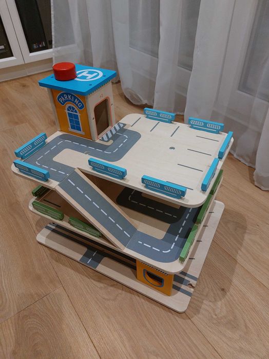 Garaż parking samochodowy piętrowy z drewnianą windą