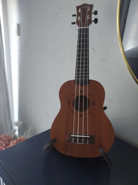Ukulele sopranowe  machoniowe + akcesoria