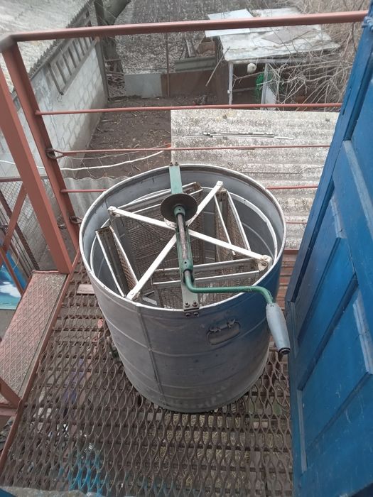 Продам Медогонку на 4 рамки