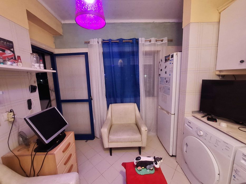 Bom quarto em zona sossegada mas perto de transportes e comercios.