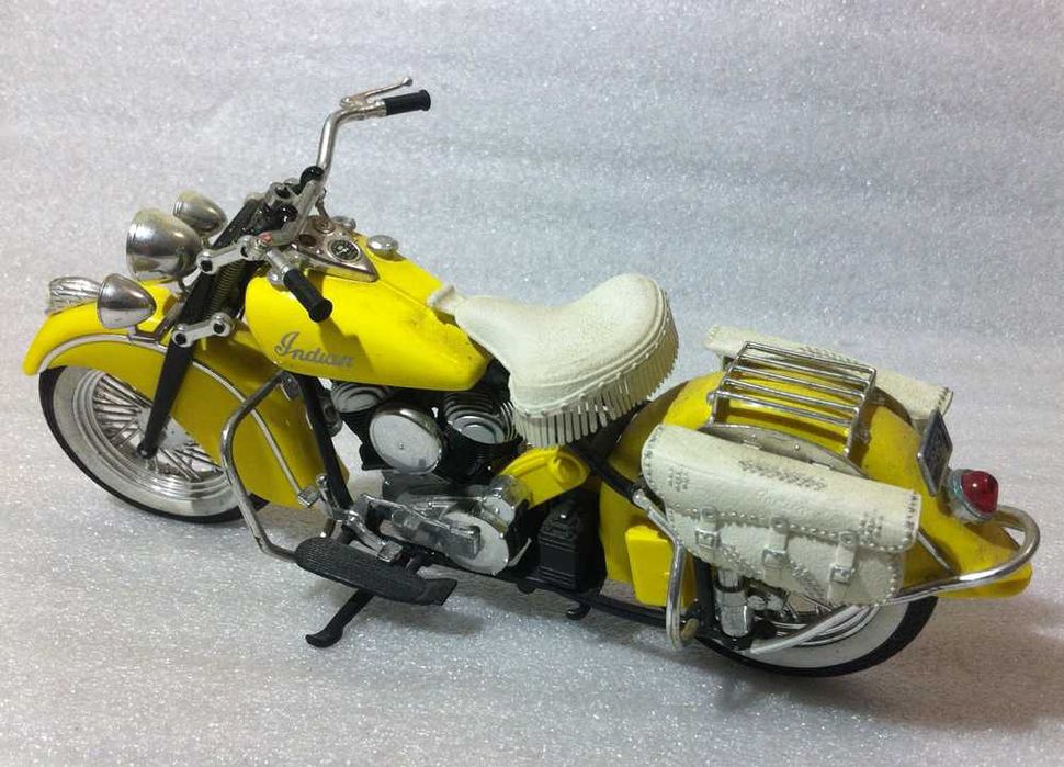 Antiga Mota miniatura ~ "INDIAN CHIEF ROADMASTER" ~ 1/10 ~ Maisto