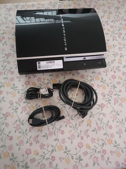 PlayStation 3 com respectivos cabos