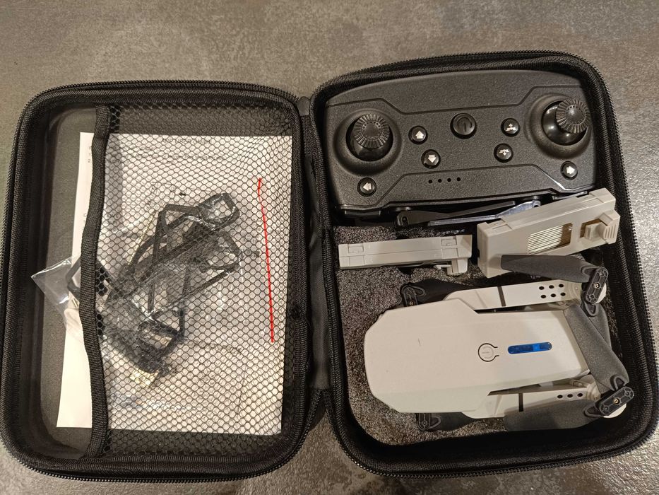 Dron E88 doskonały do nauki, prosty w obsłudze