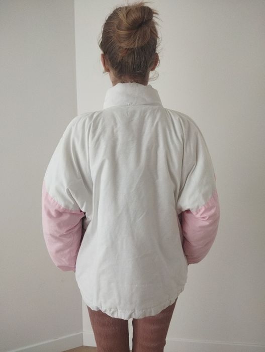 Біла куртка на дівчину