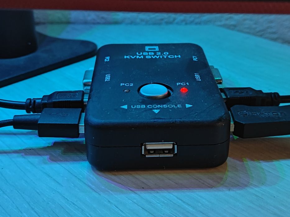 KVM Switch на 2 та 4 пристрої